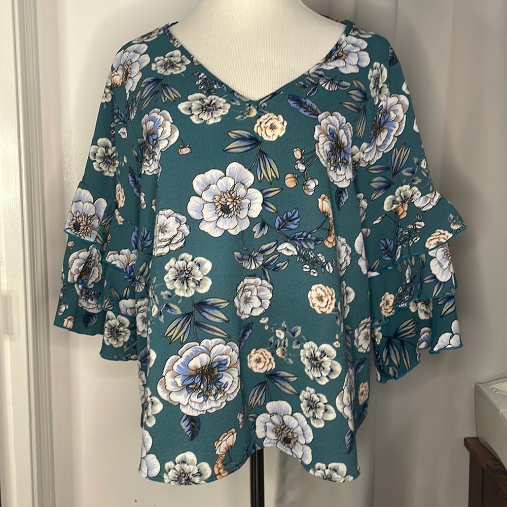 Green floral v-neck blouse with ruffle 3/4 sleeves in size 1X